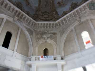 Non ci resta ora che entrare. Davanti ai nostri occhi si apre il foyer, anch�esso ottagonale, su cui si affacciano piccoli palchi e finestre